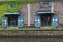 Otaru - oude pakhuizen kangs het kanaal