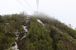 Sounkyo Gorge - kabelbaan; helaas komen we boven in de wolken