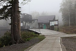 Sounkyo Gorge - stoeltjes (ski)lift in de mist