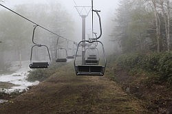 Sounkyo Gorge - stoeltjes (ski)lift in de mist