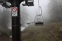 Sounkyo Gorge - stoeltjes (ski)lift in de mist