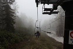 Sounkyo Gorge - stoeltjes (ski)lift in de mist