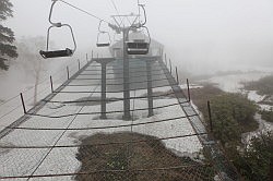 Sounkyo Gorge - stoeltjes (ski)lift in de mist; aankomst boven