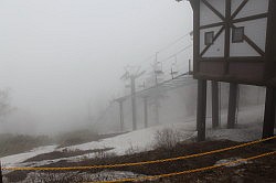 Sounkyo Gorge - stoeltjes (ski)lift in de mist