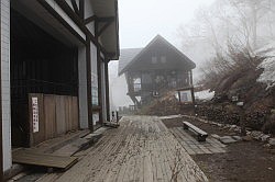 Sounkyo Gorge - stoeltjes (ski)lift in de mist; bovenaan de lift