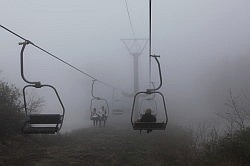 Sounkyo Gorge - stoeltjes (ski)lift in de mist