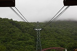 Lake Toya - de kabelbaan van Mount Usu; boven zit veel laaghangende bewolking