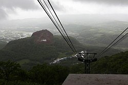 Lake Toya - de kabelbaan van Mount Usu; uitzicht op de Showa Shinzan vanaf het bergstation van de kabelbaan