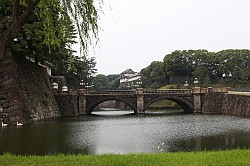 Tokio - keizerlijk paleis; de toegangsbrug met het paleis op de achtergrond