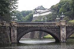 Tokio - keizerlijk paleis; de toegangsbrug met het paleis op de achtergrond