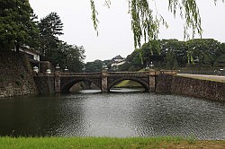 Tokio - keizerlijk paleis; de toegangsbrug met het paleis op de achtergrond