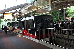 Hakone - aamkomst van de kabeltram in Sounzan