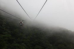 Hakone - met de kabelbaan via Sounzan naar Owakudani; laaghangende bewolking