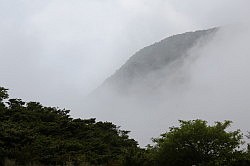 Hakone - bergstation Owakudani; laaghangende bewolking belemmert het zicht