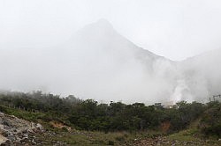 Hakone - bergstation Owakudani; laaghangende bewolking belemmert het zicht