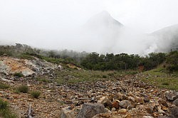 Hakone - bergstation Owakudani; laaghangende bewolking belemmert het zicht