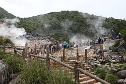 Hakone - Owakudani; stoom komt uit de aarde - hier worden de eieren gekookt in warm zwavelhoudend bronwater