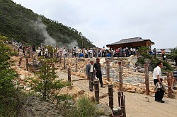 Hakone - Owakudani; stoom komt uit de aarde - hier worden de eieren gekookt in warm zwavelhoudend bronwater