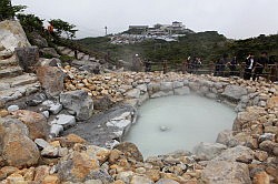 Hakone - Owakudani; een poel met warm zwavelhoudend en stinkend bronwater
