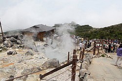 Hakone - Owakudani; hier worden de eieren gekookt in warm zwavelhoudend en stinkend bronwater