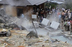 Hakone - Owakudani; hier worden de eieren gekookt in warm zwavelhoudend en stinkend bronwater