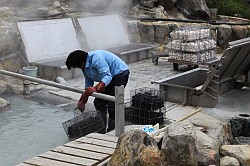 Hakone - Owakudani; hier worden de eieren in zwavelhoudend water gekookt waardoor ze zwart worden.