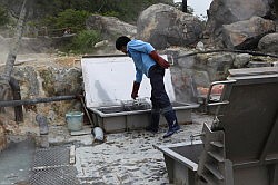 Hakone - Owakudani; als de eieren zwart zijn, gaan ze in een stoomkist, waardoor ze hardgekookt worden