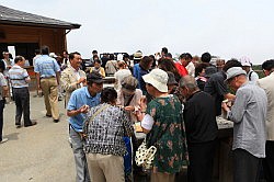 Hakone - Owakudani; zwarte eieren eten; schijnt goed te zijn voor de gezondheid