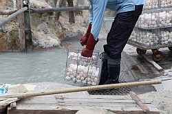 Hakone - Owakudani; ongekookte eieren gaan het zwavelhoudend water