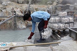 Hakone - Owakudani; ongekookte eieren gaan het zwavelhoudend water