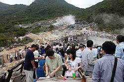 Hakone - Owakudani; zwarte eieren eten; schijnt goed te zijn voor de gezondheid