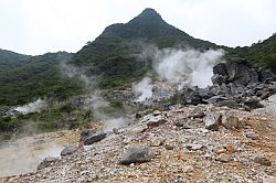 Hakone - Owakudani; overal komt stoom uit de grond