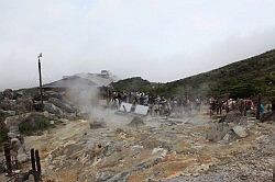 Hakone - Owakudani; hier worden de eieren gekookt in warm zwavelhoudend en stinkend bronwater