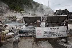 Hakone - Owakudani; hier staat het procede - eerste koken in water van 90 graden; daarna gaar laten worden in een stoomkist van 100 graden.