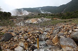 Hakone - Owakudani; overal komt stoom uit de grond