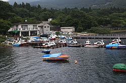 Hakone - over het Ashino-ko meer naar Hakone-macchi - er is best veel watersport