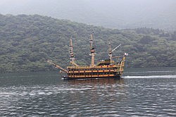 Hakone - over het Ashino-ko meer naar Hakone-macchi - tegenligger