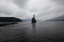 Hakone - Hakone-macchi; het schip vaart weer terug met op de achtergrond Mount Fuji (helaas vandaag niet te zien)