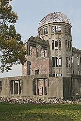 Hiroshima - Atomic Domb Dome; het vroegere Hiroshima Prefectural Industrial Promotion Hall, een voormalig conventiecentrum