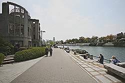 Hiroshima - Atomic Domb Dome; aan de overkant van de rivier ligt het 'Peace Park'