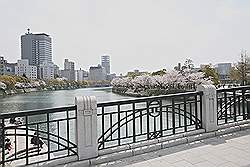 Hiroshima - rivier met rechts het 'Peace Park'