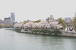 Hiroshima - rivier met rechts het 'Peace Park'