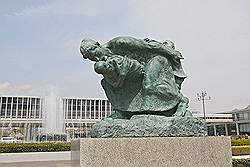 Hiroshima - Hiroshima peace memorial museum; beeld ter nagedachtenis aan de A-bom