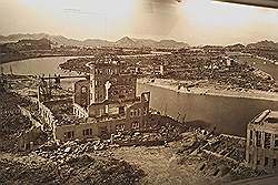 Hiroshima - Hiroshima peace memorial museum; foto van de verwoestingen ten gevolge van de atoombom