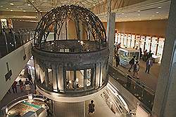 Hiroshima - Hiroshima peace memorial museum; de tentoonstelling geeft een goed beeld van de verwoestingen en de gevolgen