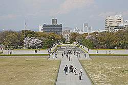Hiroshima - uitkijk vanuit het muzeum naar de A-bomb Dome