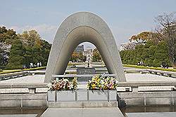 Hiroshima - gedenkteken voor de slachtoffers van de atoombom; een document de namen van de slachtoffers is onder het monument begraven