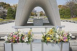 Hiroshima - gedenkteken voor de slachtoffers van de atoombom; een document de namen van de slachtoffers is onder het monument begraven