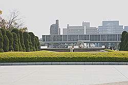 Hiroshima - museum met daarvoor de eeuwige vlam en het gedenkteken