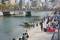 Hiroshima - in het voorjaar komt iedereen naar buiten; er staan overal bandjes
